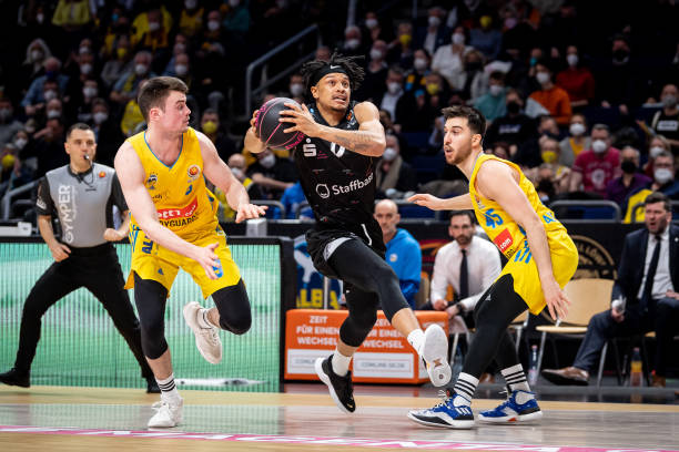 赛场上屡创 赛场上屡创